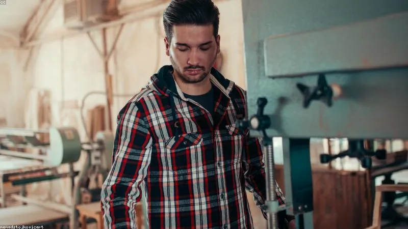 Artisan au travail dans son atelier